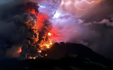 Sejak Dini Hari hingga Kamis Pagi Gunung Semeru Erupsi