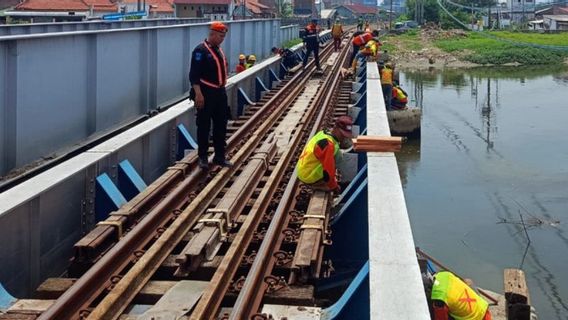 Imbas Pekerjaan Jembatan Rel Kanal Banjir Timur Semarang, Jalan Tegal Rejo-Purwosari Raya Ditutup Sementara