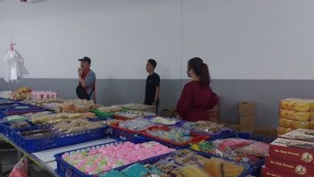 نقل المئات من بائعي كعكة الفجر إلى منطقة وقوف السيارات Senen Jaya