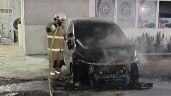 New Livina Terbakar di Parkiran Rental Mobil Pondok Kelapa