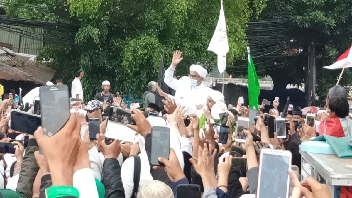 An Elderly Dies Among The Crowd To Pick Up Rizieq Shihab