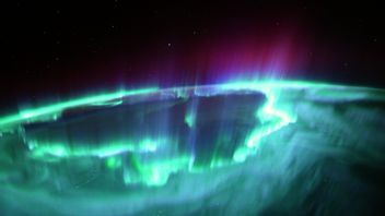 在太空的最后一天，宇航员们展示了最壮观的极光