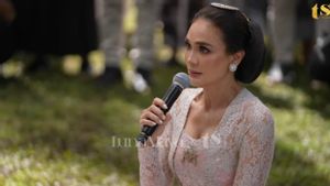 泣き叫ぶルナ・マヤは、シラマンの瞬間に結婚するために母親に祝福を求める