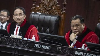 Constitutional Court Judge Praises Bambang Widjojanto, Then Insinuates KPU Chair