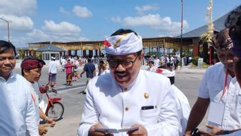 كوستر يمنع السياح الأجانب في بالي من استئجار الدراجات النارية ، ويصر نائب الحاكم كوك ايس على أن اللوائح لا تزال قيد المراجعة