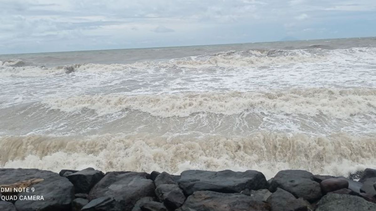 極端な天候、BPBDレバックは、スンダ海峡の高波の可能性を警告