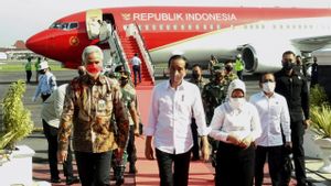 Keisengan Ganjar Pranowo, Mainan Payung Kala Hujan Saat Dampingi Jokowi Temui Pedagang Wonosobo