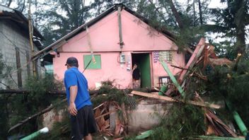 Strong Winds Hit Residents' Settlements On The Coast Of Batu Behole Bangka Tengah