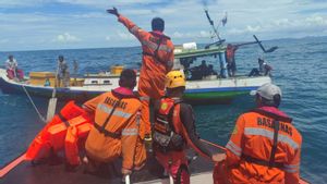 The SAR Team For The Evacuation Of 8 Anglers Trapped In The Waters As A Result Of The Ship's Engine Died