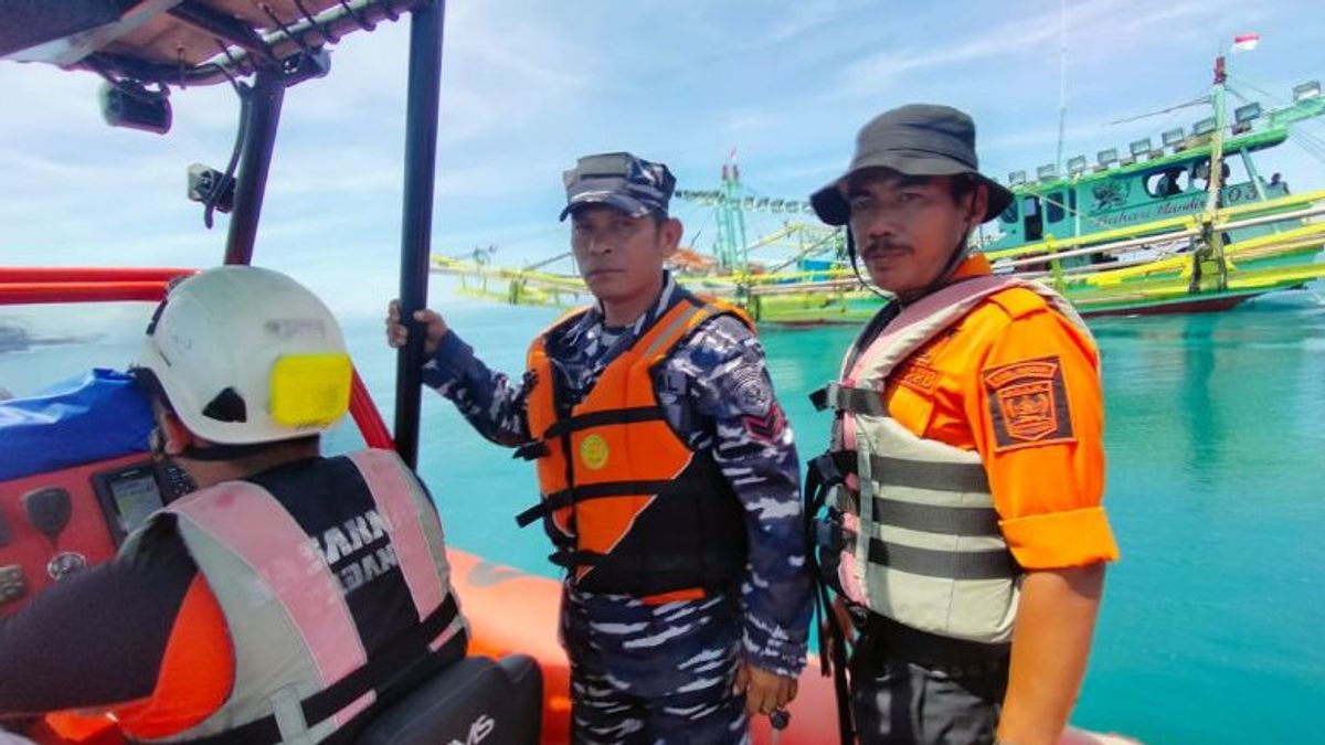 3,5 Jam Terombang-ambing di Perairan Pasaman Barat, Kapal Berisi 14 ABK Berhasil Dievakuasi  