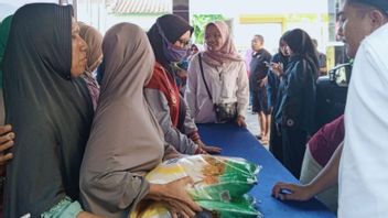 يباع فقط مقابل 10,400 روبية إندونيسية / كجم ، الأرز الرخيص SPHP مداهمة من قبل سكان مدينة ماتارام NTB