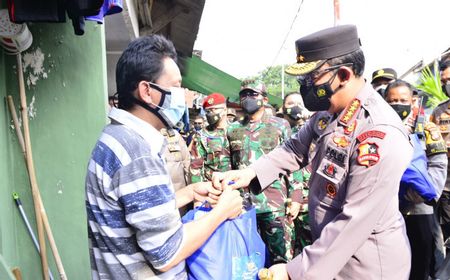 Kapolri Salurkan Bansos ke Wilayah Pinggiran Jakarta