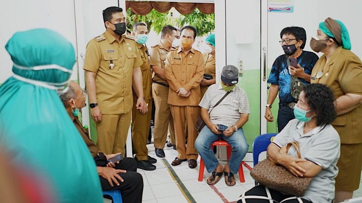 Bobby Nasution Reviews COVID-19 Vaccination In Medan, Prays For The Longevity Of The Elderly