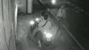 Aksi Begal Motor Terekam CCTV di Cipayung Jaktim, 2 Pelaku Bercelurit Rampas Motor Vario