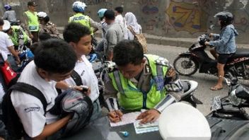 ديكبود كوناوي يمنع طلاب المدارس الابتدائية والإعدادية من إحضار الدراجات النارية إلى المدرسة