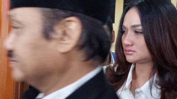 Tengku Dewi Menangis di Sidang Cerai dengan Andrew Andika