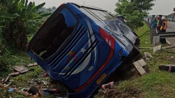 تانجيرانج - تحطمت حافلة مجموعة Adepsi Alami على طريق Tangerang-Merak Toll Road ، وأصيب 8 أشخاص