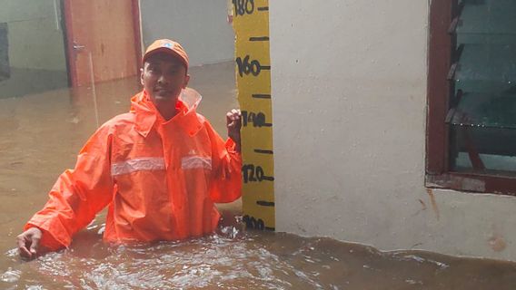 Banjir 1 Meter di Jaksel, Warga Pilih Tinggal di Rumahnya Ketimbang Mengungsi