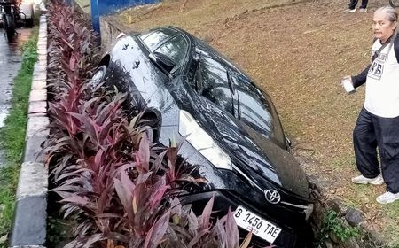 Salah Injak Pedal Gas, Wanita Pengemudi Vios Terperosok ke Saluran Air BKT