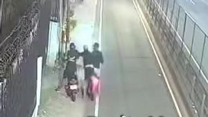 摩托车手在肯曼加西南帕尔马拉收费公路附近被四个人抢劫和殴打