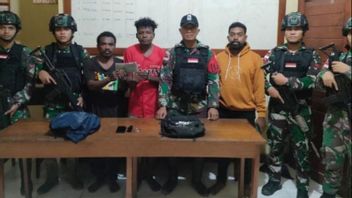 Une poche de marijuana sèche prête à circuler pour avoir été confisquée par 2 auteurs sur la route à travers la frontière de Papouasie Keerom