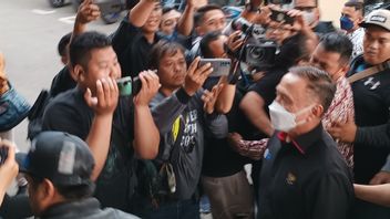    来到东爪哇地区警察局，PSSI凯图姆·伊万·布勒作为坎朱鲁汉悲剧的目击者接受了讯问