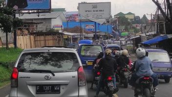 Cegah Kemacetan, Petugas Terapkan <i>One Way</i> dari Puncak