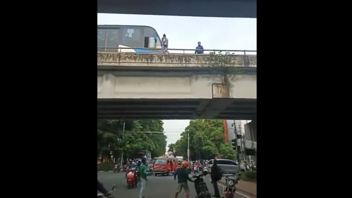 Transjakarta司机的英勇行为成功阻止女性在三号桥的天桥上自杀
