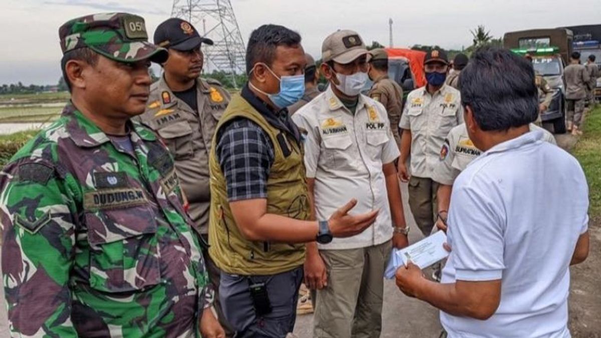 Satpol PP Bekasi Tertibkan Puluhan Bangunan Liar