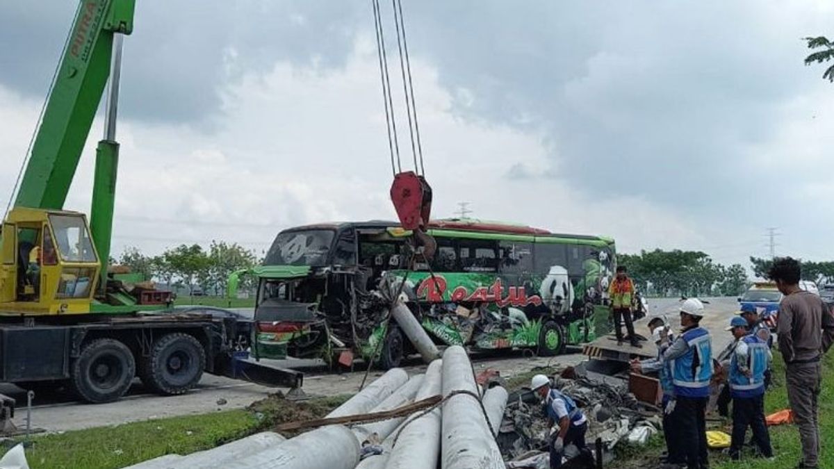 2人死于Ngawi收费公路的Restu巴士和卡车事故,使用起重机撤离