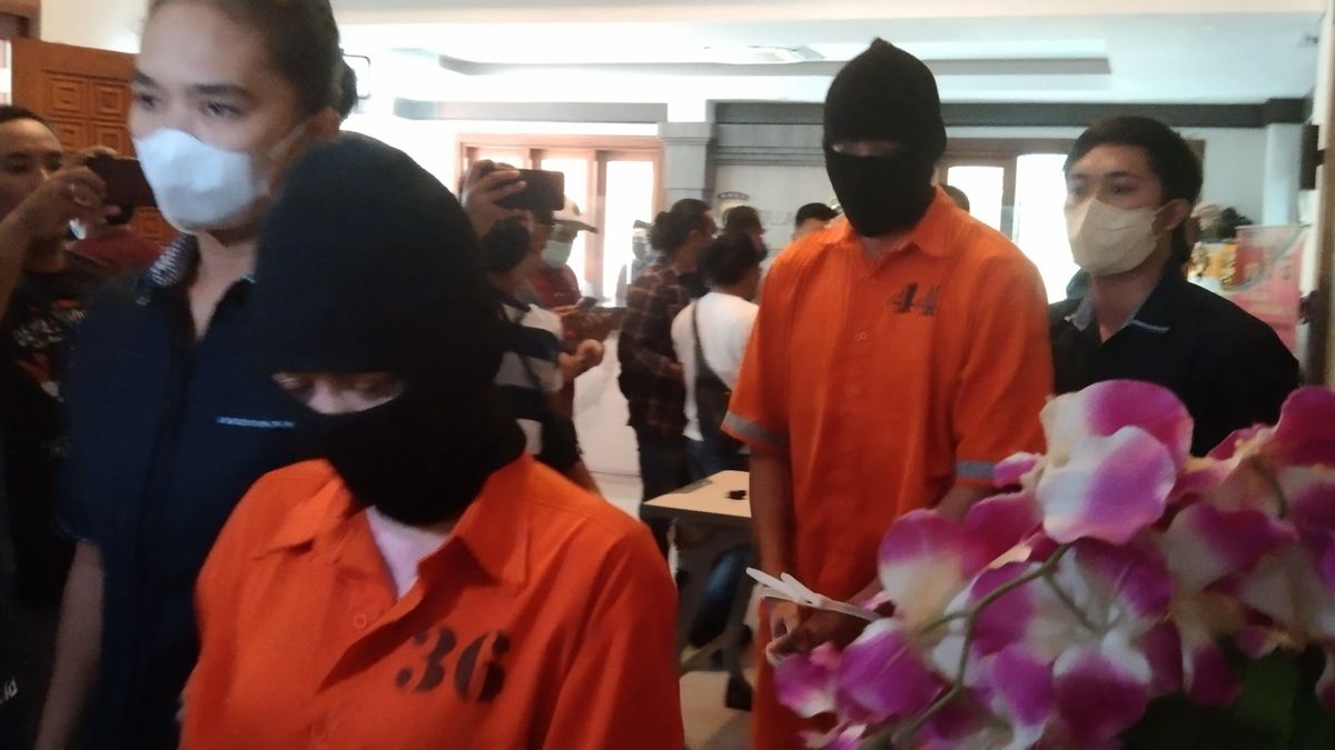 القبض على زوجين من ممثلي الفيديو المنحرفين يرتديان ملابس تقليدية بالية ، معترفين بأنهما يريدان فقط العثور على الإحساس بعد Melukat في Tampaksiringa
