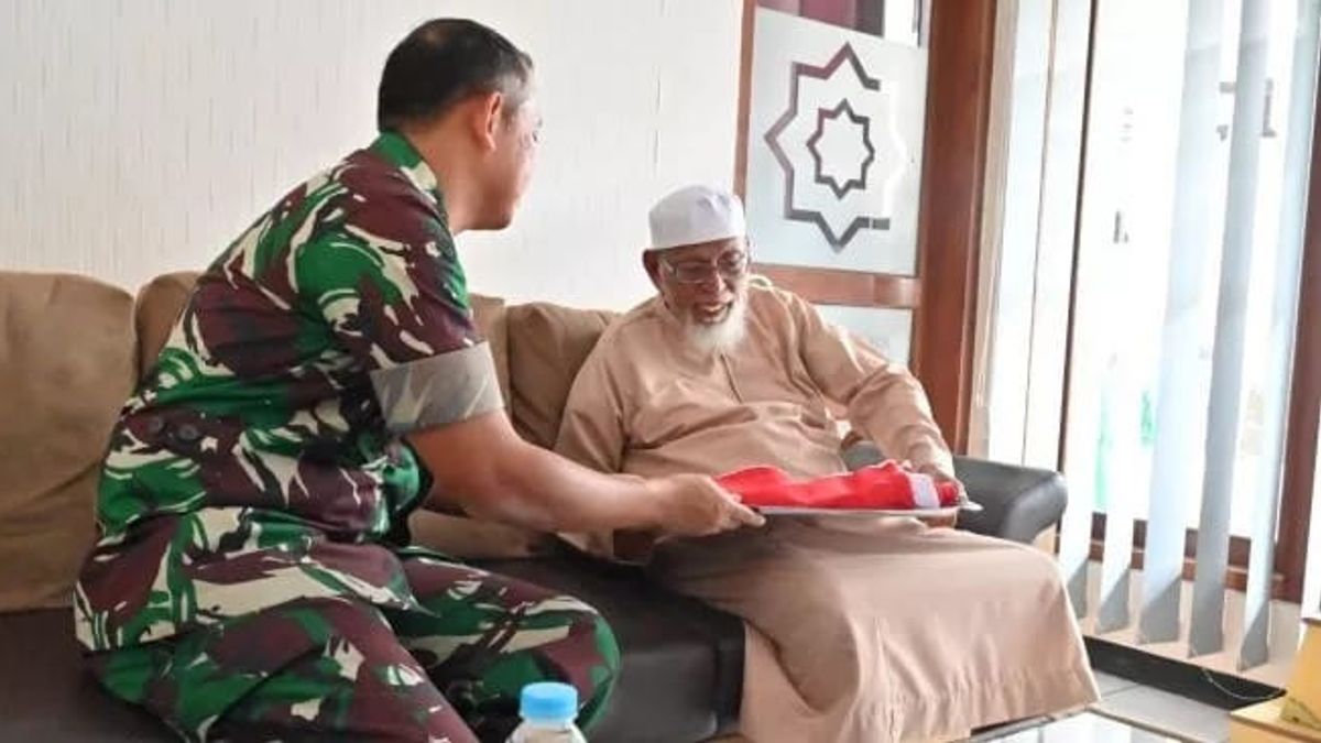 新司令官ダンレムの物語 052/ウィジャヤクラマ、TNIアヒルディン准将が赤と白の旗をアブ・バカール・バースィールに手渡す