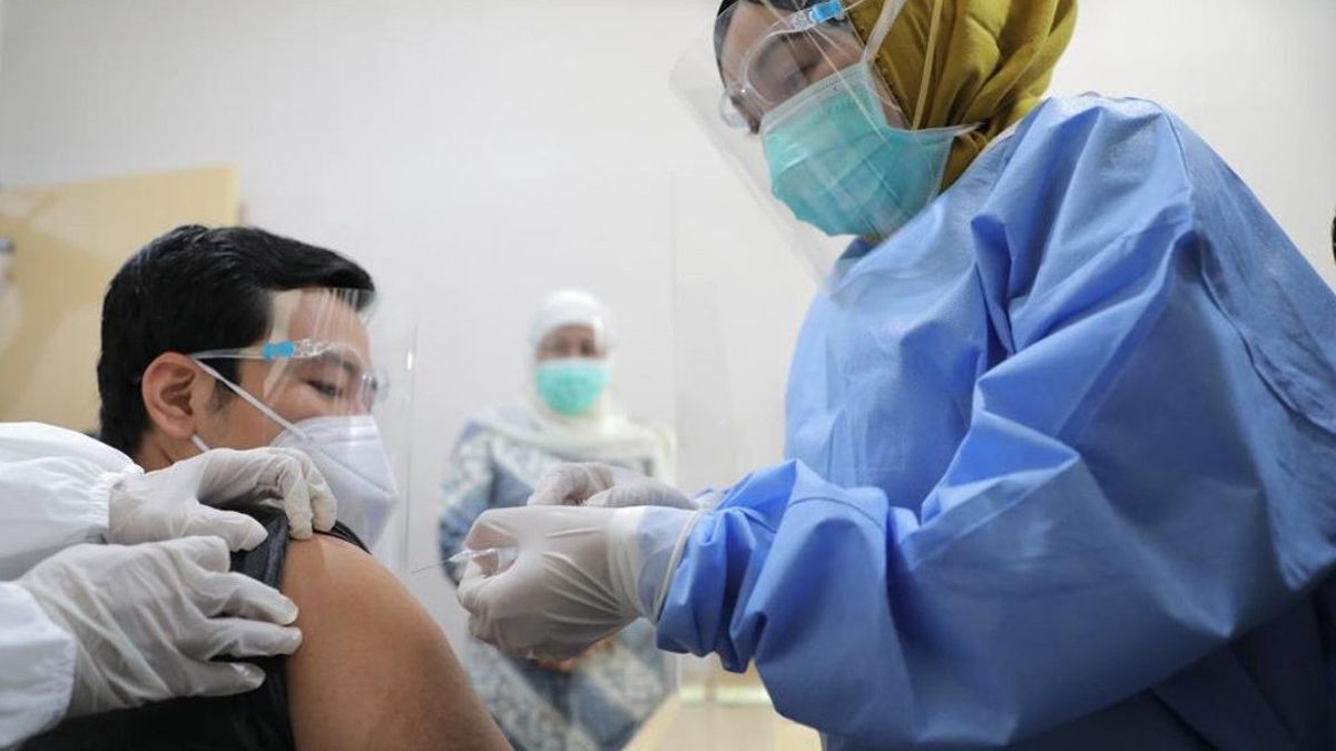 Heboh Legislator DPR Disuntik Vaksin Nusantara Buatan Terawan di RSPAD, Benarkah? 