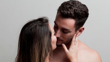 親密なキスに影響を与える4つの側面は、考慮されない場合は混乱する可能性があります