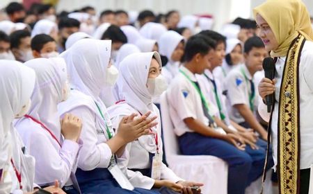 Sosialisasi Bahaya Narkoba di Lampung, Iriana Jokowi Bagikan Sepeda