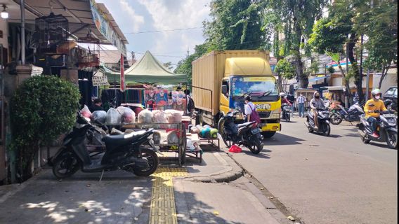 ケマヨランの歩行者用歩道がPKLの屋台や駐車場に変わった