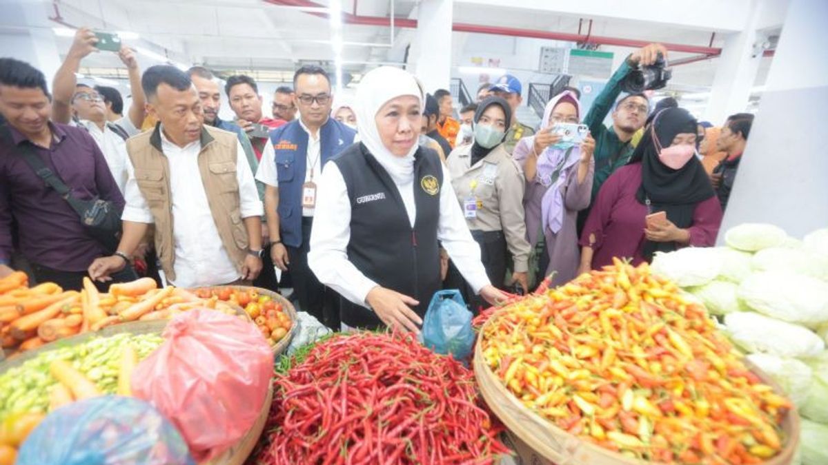 Khofifah Reviews Ponorogo Market, East Java Ensures Stock Of Basic Materials Is Safe