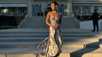 Portrait luxueux de Bella Hadid en vêtements avec une robe V-neck lors du chopard gala de Cannes