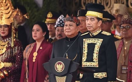 Presiden Jokowi Kenakan Baju Adat Kutai Kaltim Saat Upacara di IKN