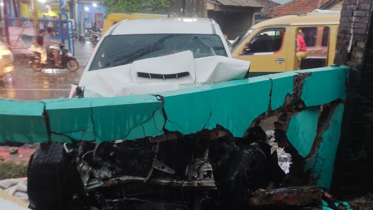 Polisi Ungkap Penyebab Kecelakaan Toyota Hilux Putih di Cipondoh