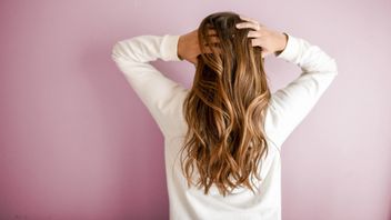 Rambut Mudah Rontok? Kenali Penyebab dan Cara Mengatasinya