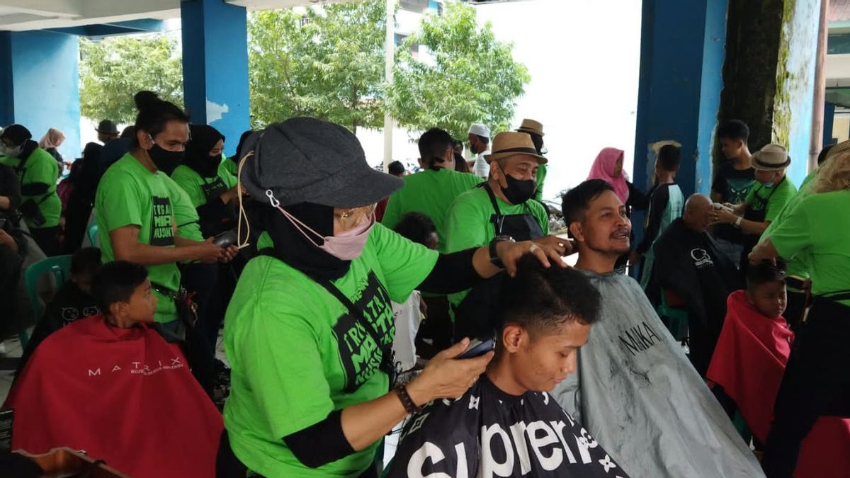 Peringati HUT DKI Jakarta, 495 Orang Warga Rusun Pulogebang Cukur Rambut Bersama