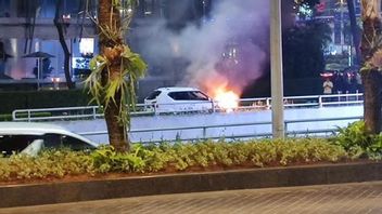 铃木Ignis Warna Putih在SCBD附近的Jalan Jenderal Sudirman上燃烧