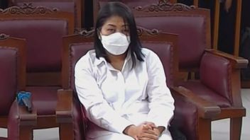 起訴状を読む前に、プトゥリ・カンドラワティは裁判官に彼女がまだ消化器系の問題を抱えていることを認めます