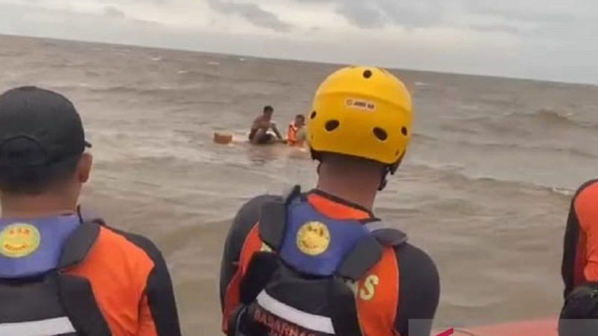 2 mètres d’onde touchent le bateau, 3 membres d’équipage sont sauvés par l’équipe SAR dans les eaux de Kuala Pangkal Duri Jambi