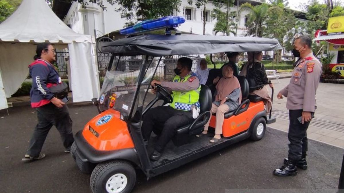 Leaks Of Tourists, Police Are The Drivers Of 'Dadakan' Golf Cars At Gedung Sate City Bandung