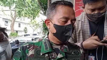 帮助雷切尔·文妮娅逃离隔离的2名TNI军官接受宪兵检查
