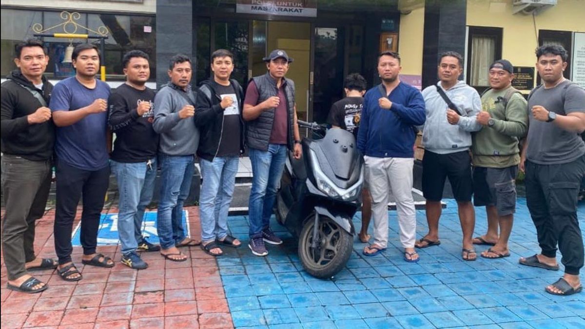 سويسري يصبح ضحية لسرقة في أوبود بالي، ويتم إخفاء قلادة ذهبية بقيمة 91 مليون روبية إندونيسية 