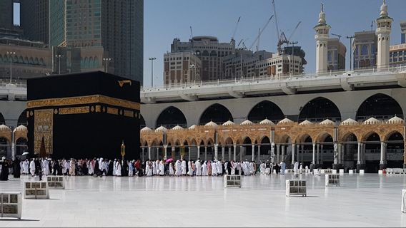 يطلب من الحجاج الذين ما زالوا في المملكة العربية السعودية التزام الهدوء وعدم القلق بشأن أخبار الحجاج المعرضين ل COVID-19
