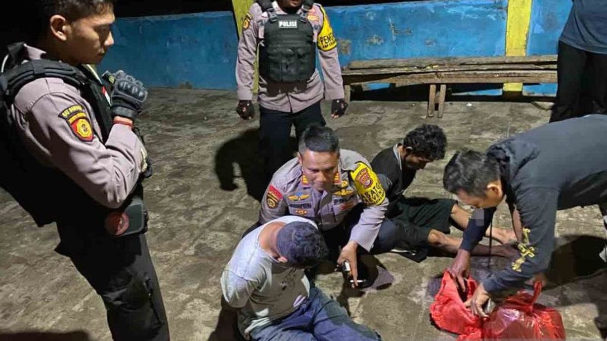 Conflit de drogue, des habitants de Lampung Sud arrêtés 2 trafiquants de méthamphétamine remis à la police